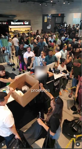 Clientes comprando na loja física